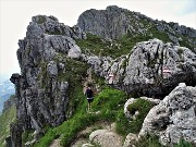 32 In cresta fiorita di Camedrio alpino saliscendi  tra massi e spuntoni rocciosi